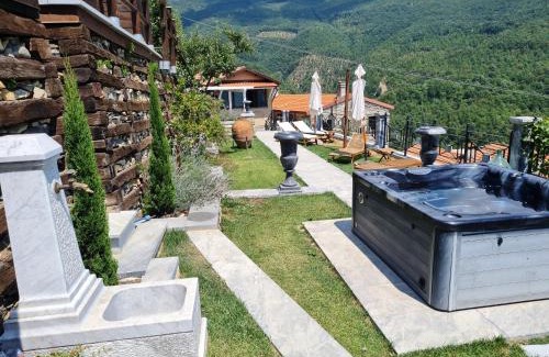Casola in Lunigiana House | DA ERCOLE casa vacanze di lusso con giardino, piscina e idromassaggio.