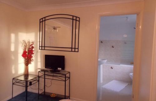 Crawley House | Da Vinci Guest House & Guest Parking, A Real Gem