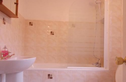 Crawley House | Da Vinci Guest House & Guest Parking, A Real Gem