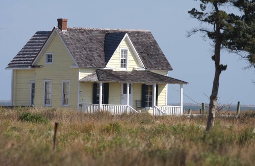 Ocracoke House | Dad's Retreat/3 BR Island Home with Boat Docking