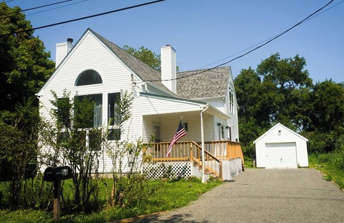 Mastic Beach House | Dahlia by the Bay, walking distance from marina