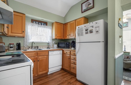 Chincoteague House | Daisey Cottage - Pet friendly w/Fenced yard!