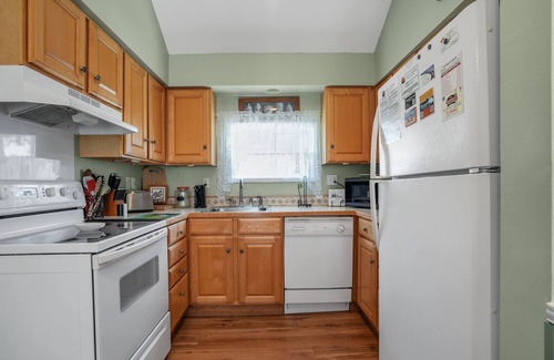 Chincoteague House | Daisey Cottage - Pet friendly w/Fenced yard!