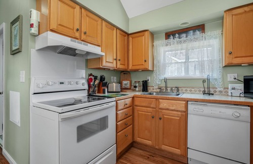 Chincoteague House | Daisey Cottage - Pet friendly w/Fenced yard!