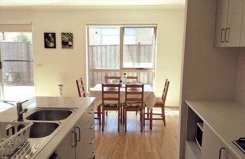 Craigieburn House | Daisy Villa – close to Mel. Airport & Hume Fwy.