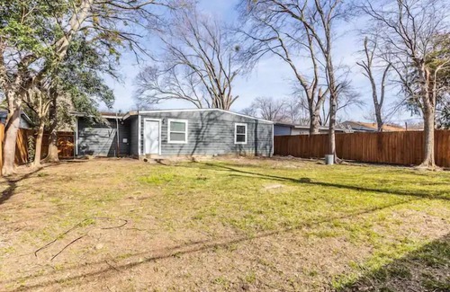 Dallas House | Dallas Fort Worth Home on Fenwick 3 bedroom 2 bath