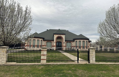 Dallas House | Dallas Horse Property on 5 acres, "a little piece of paradise."