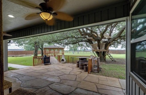 Sachse House | Dallas Retreat Ideal for Business + Great Parking