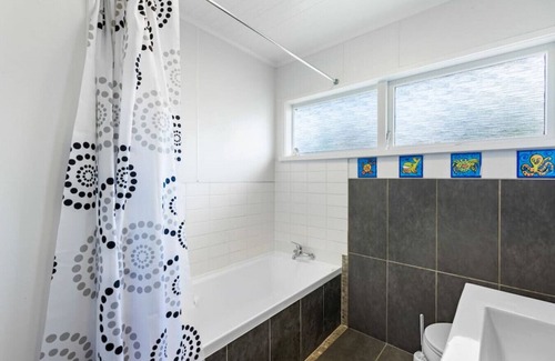 Torbay Apartment | Dan's Torbay Retreat 2 BR with Sea Views