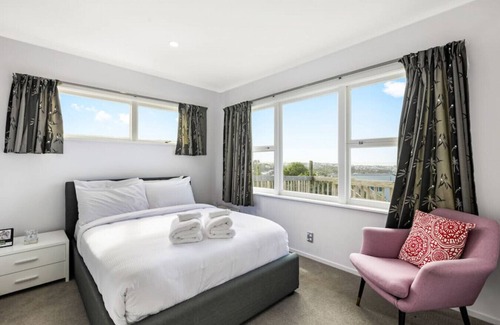 Torbay Apartment | Dan's Torbay Retreat 2 BR with Sea Views