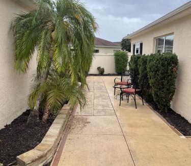 Bonnybrook Villa | Danbury - Courtyard Villa By Lake SumterVillagepeople