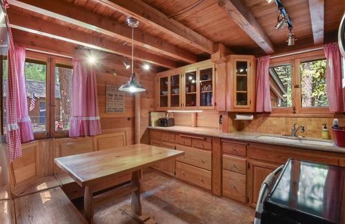 Timberland Cabin | Dancing Cubs Camp - Updated, Dog Friendly, Hot Tub