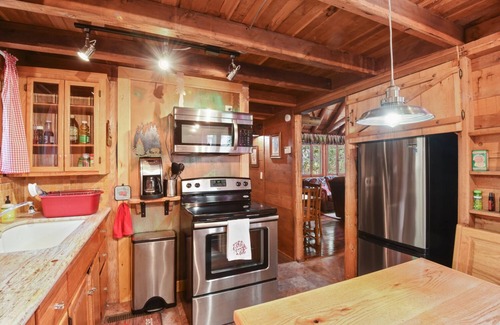 Timberland Cabin | Dancing Cubs Camp - Updated, Dog Friendly, Hot Tub