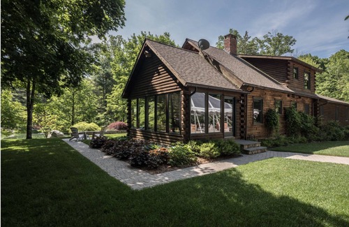 Killingworth Cabin | Daniel Boone meets Mid Century Modern Retreatn