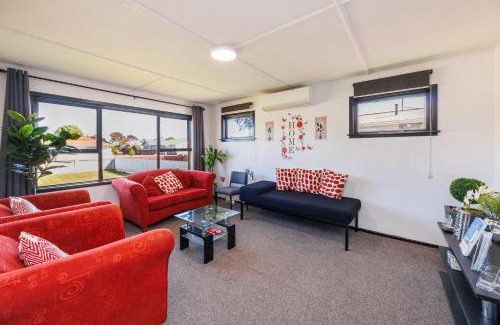 Dannevirke House | Dannevirke Lodge - Dannevirke Holiday Home