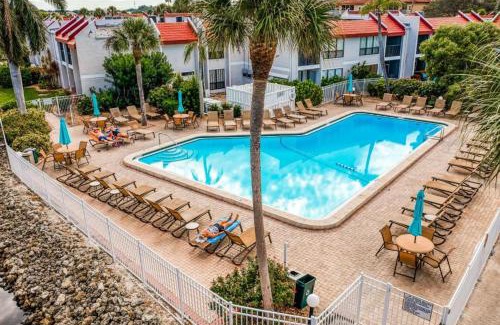Bradenton Beach House | Dans Florida Condos Whispering Waves at Runaway Bay