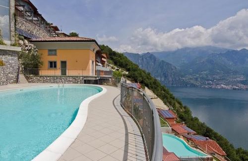 Parzanica Apartment | Dante with spacious balcony and Lake view