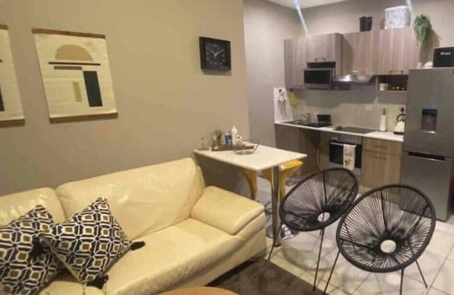 Greater Johannesburg Metropolitan Area Condo | Dante’s Rosebank Stylish 1-bed free WiFi/Cinema