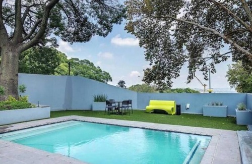 Greater Johannesburg Metropolitan Area Condo | Dante’s Rosebank Stylish 1-bed free WiFi/Cinema