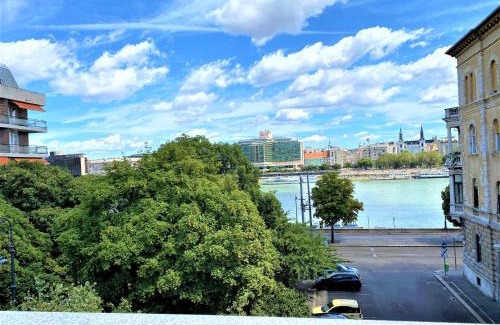 Taban Apartment | Danube view Artapartment with balcony