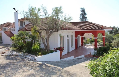 Tolo House | Daphne house