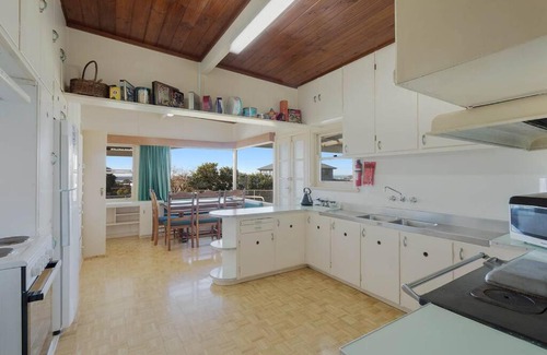 Eden House | Dar-el -Great Old World Charm, pet friendly home!