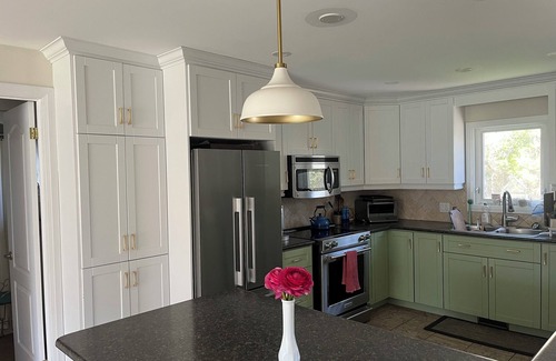 Caledon House | Darling Bungalow in the heart of quaint Inglewood, On. 15 minutes from Osprey!