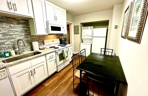Sunset Hills Apartment | Darling Cottage in Univ. Park