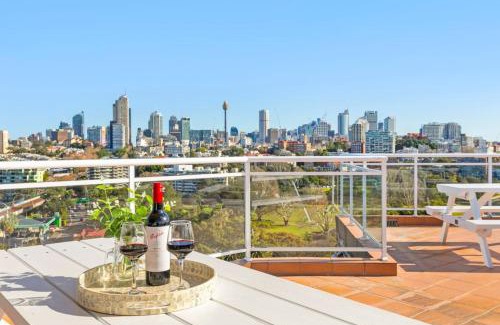 Darling Point Apartment | Darling Point Studio with Rooftop Harbour Views