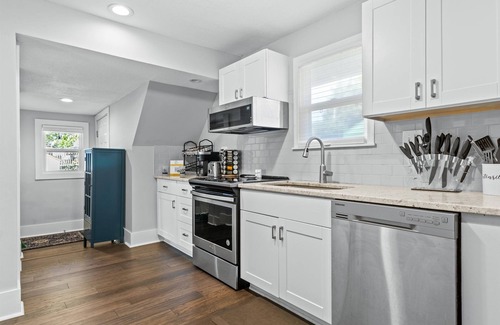 South Kansas City House | Darling Waldo Bungalow - Heart of Waldo only minutes to Plaza!
