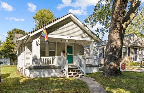 South Kansas City House | Darling Waldo Bungalow - Heart of Waldo only minutes to Plaza!