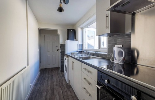 Darlington House | Darlington 4BD Home: Modern Comfort and Free Parking