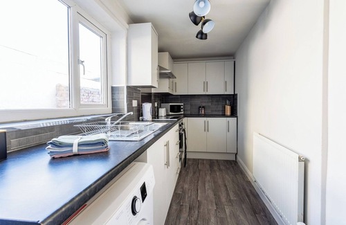 Darlington House | Darlington 4BD Home: Modern Comfort and Free Parking