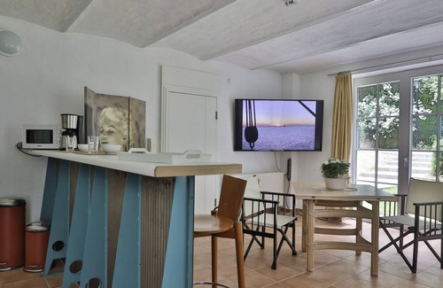 Bad Doberan Apartment | Das Kinozimmer ist Eine Hübsche Kleine und Helle Soutterainwohnung für Kinofans und Naturliebhaber Ideal Geeignet