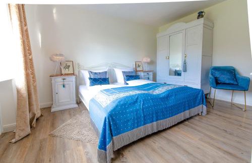 Iphofen Hotel | DAS KLEINE HOTEL IPHOFEN, Frühstückszauber, no waste, nachhaltig, nahe aller Weingüter, KNAUF GIPS KG und ConneKT, kleines Secret mit Garten & Terrassen, TV mirrorring, 55" TV, fine dining, Hunde willkommen