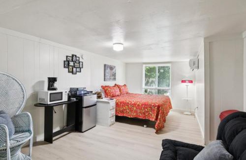 Monticello Hotel | Dave's Last Resort Lakeside-Cozy Cabin 6 Hotel Room