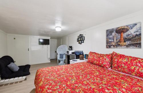Monticello Hotel | Dave's Last Resort Lakeside-Cozy Cabin 6 Hotel Room