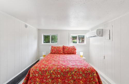 Monticello Hotel | Dave's Last Resort Lakeside-Comfy Cabin 5 Hotel Room