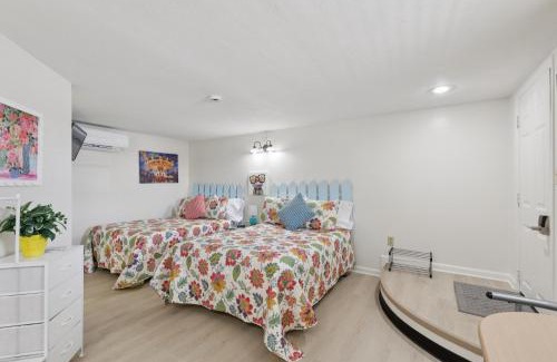 Monticello Hotel | Dave's Last Resort Poolside-Charming Cabin 1 Hotel Room