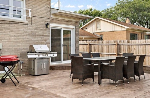 Highland Hills House | David’s Vacation Escapes Suburban Oasis Home Sleeps 10