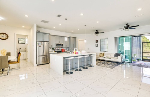 Sunshine House | Day Trip to Fort Myers Beach: Pet-Friendly Home!