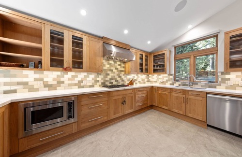 Ridgewood House | Daybreak by Tahoe Getaways - New Remodel w/Private Hot Tub