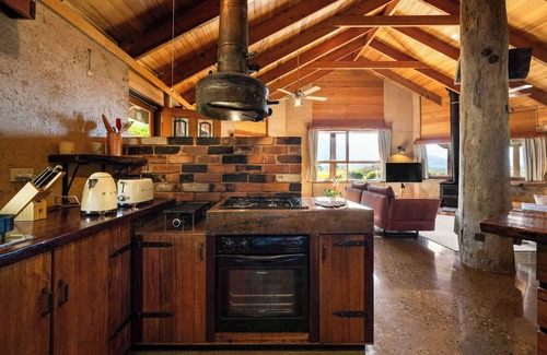 Tawonga House | Daybreak Lodge | High Country Earthen Escape