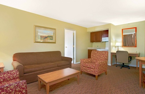 Maryland Heights Hotel | Days Inn and Suites by Wyndham St. Louis/Westport Plaza