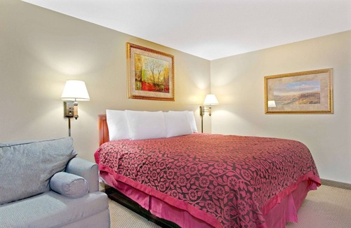 Maryland Heights Hotel | Days Inn and Suites by Wyndham St. Louis/Westport Plaza