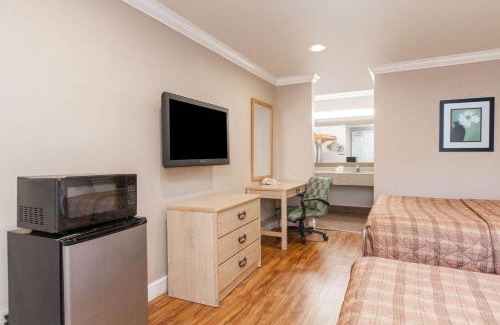 Paradise Valley Hotel | Days Inn by Wyndham San Francisco S/Oyster Point Airport
