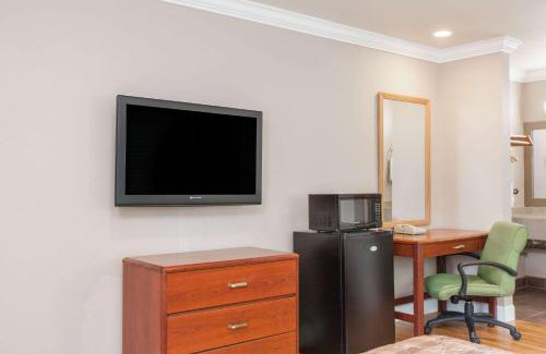 Paradise Valley Hotel | Days Inn by Wyndham San Francisco S/Oyster Point Airport