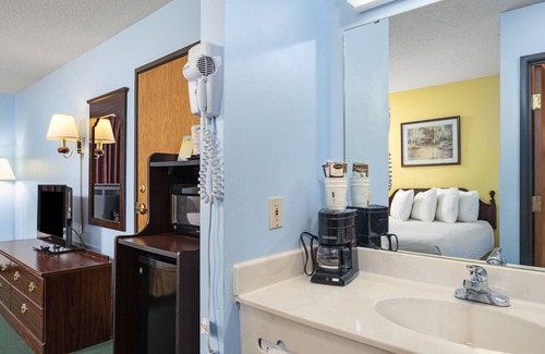 Turners Hotel | Days Inn by Wyndham Battlefield Rd/Hwy 65