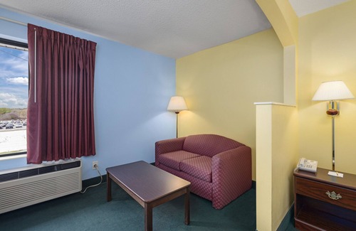 Turners Hotel | Days Inn by Wyndham Battlefield Rd/Hwy 65