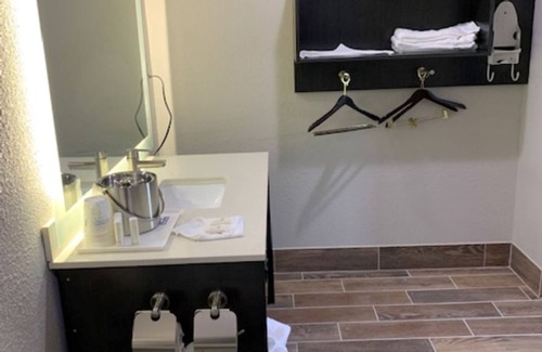 Bellville Hotel | Days Inn by Wyndham Bellville Mansfield